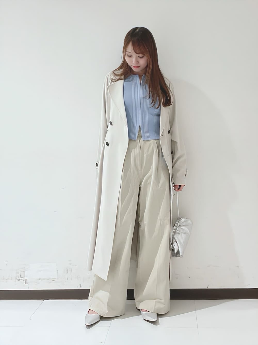 ブルー系のカーディガン/ボレロ、グレー系のトレンチコート、シルバー系のショルダーバッグを着用したレディースの春コーディネートの2枚目の写真
