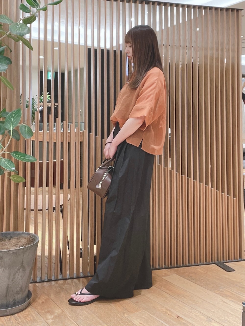 ブラウン系のシャツ/ブラウス、ブラック系のその他パンツ、ブラウン系のハンドバッグを着用したレディースの春コーディネートの3枚目の写真
