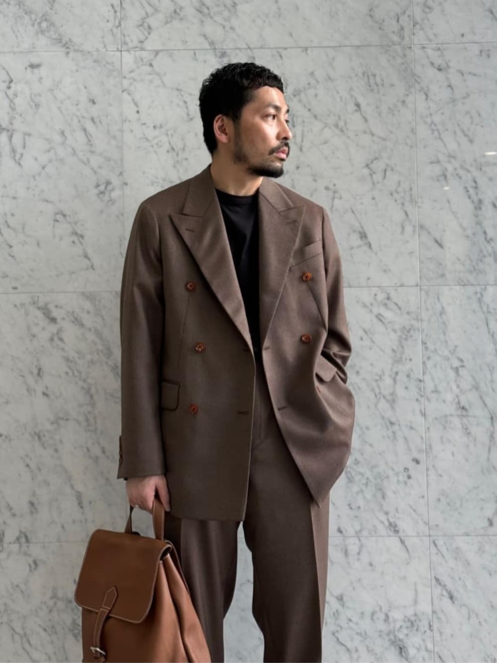 「TOMORROWLAND、トゥモローランド、Charles et Charlus、ダブルジャケット、ジャケット、セットアップ、ブラウン、レザーバックパック、バックパック、レザーリュック」｜「TOMORROWLAND のCharles et Charlus シュリンクレザー バックパック（バックパック/リュック、ブラウン系）」を使った、Sawada_TOMORROWLANDさん（メンズ・168cm）の秋コーディネートの6枚目の写真