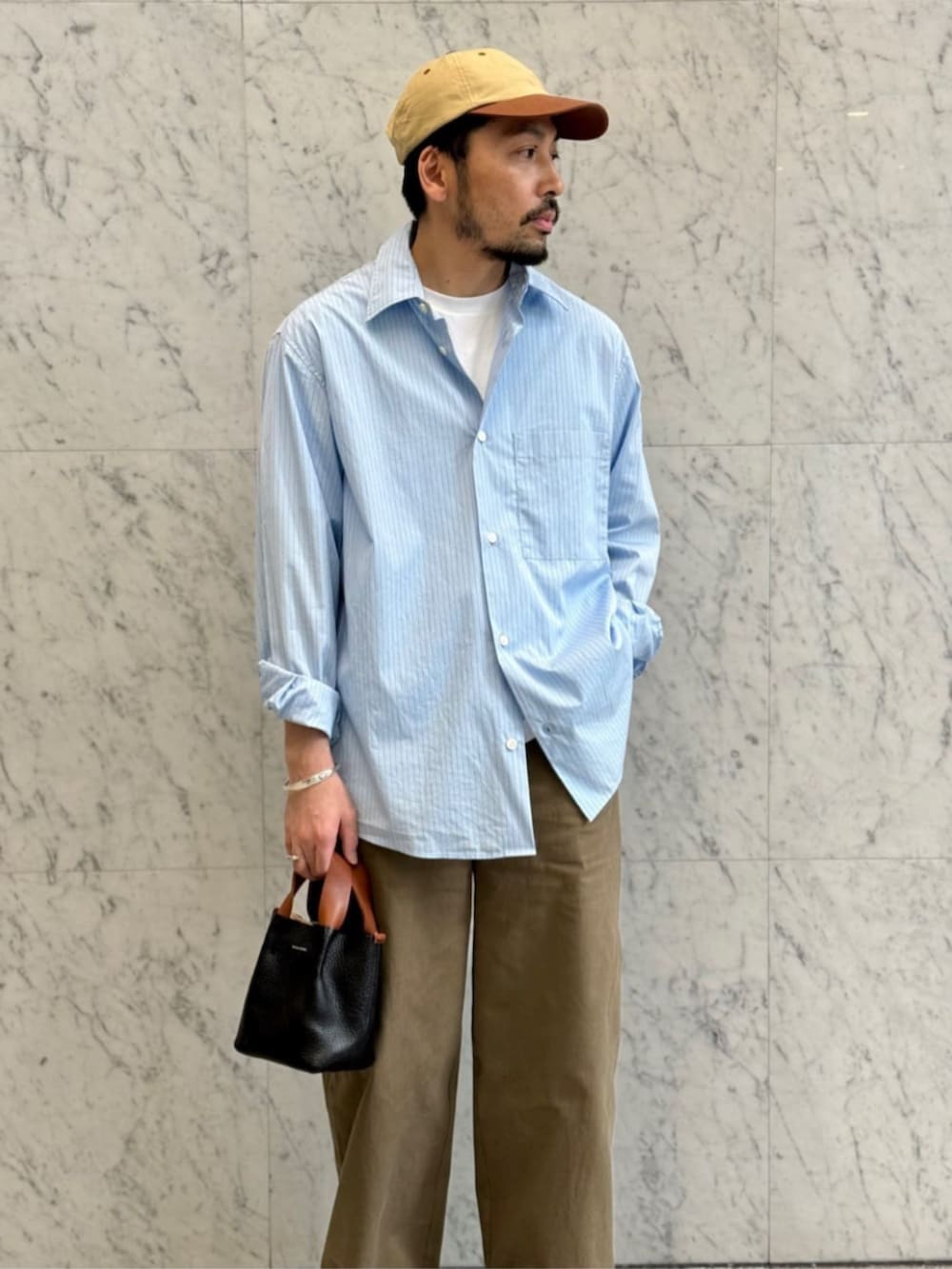 ホワイト系のTシャツ/カットソー、グリーン系のその他パンツ、ブルー系のシャツ/ブラウスを着用したメンズの秋コーディネートの5枚目の写真