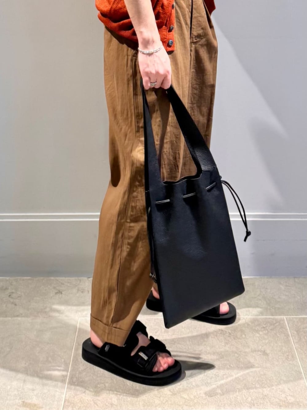 「TOMORROWLAND、TOMORROWLAND tricot、トゥモローランド、suicoke、SUICOKE for TOMORROWLAND、PHILIPPE AUDIBERT、リネンニット、カーディガン、タックパンツ、サンダル、カジュアル」｜「TOMORROWLAND のTOMORROWLAND tricot ティントリネン Vネックカーディガン（カーディガン/ボレロ、オレンジ系）」を使った、Sawada_TOMORROWLANDさん（メンズ・168cm）の春コーディネートの4枚目の写真