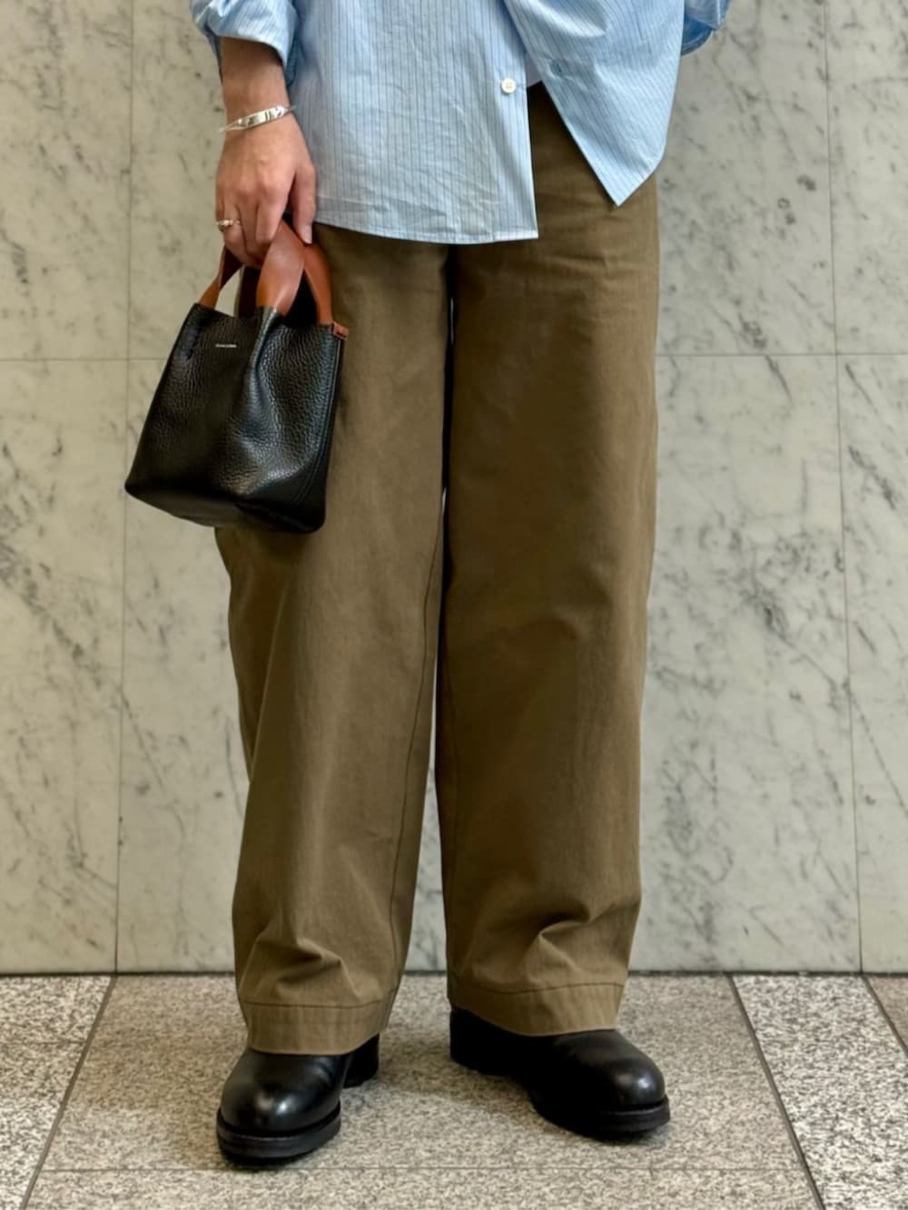 ホワイト系のTシャツ/カットソー、グリーン系のその他パンツ、ブルー系のシャツ/ブラウスを着用したメンズの秋コーディネートの6枚目の写真