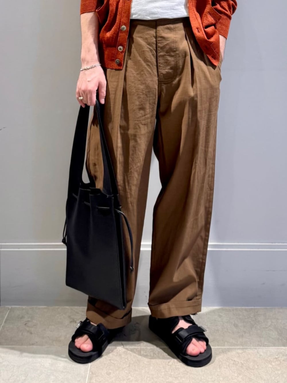 「TOMORROWLAND、TOMORROWLAND tricot、トゥモローランド、suicoke、SUICOKE for TOMORROWLAND、PHILIPPE AUDIBERT、リネンニット、カーディガン、タックパンツ、サンダル、カジュアル」｜「TOMORROWLAND のTOMORROWLAND tricot ティントリネン Vネックカーディガン（カーディガン/ボレロ、オレンジ系）」を使った、Sawada_TOMORROWLANDさん（メンズ・168cm）の春コーディネートの2枚目の写真