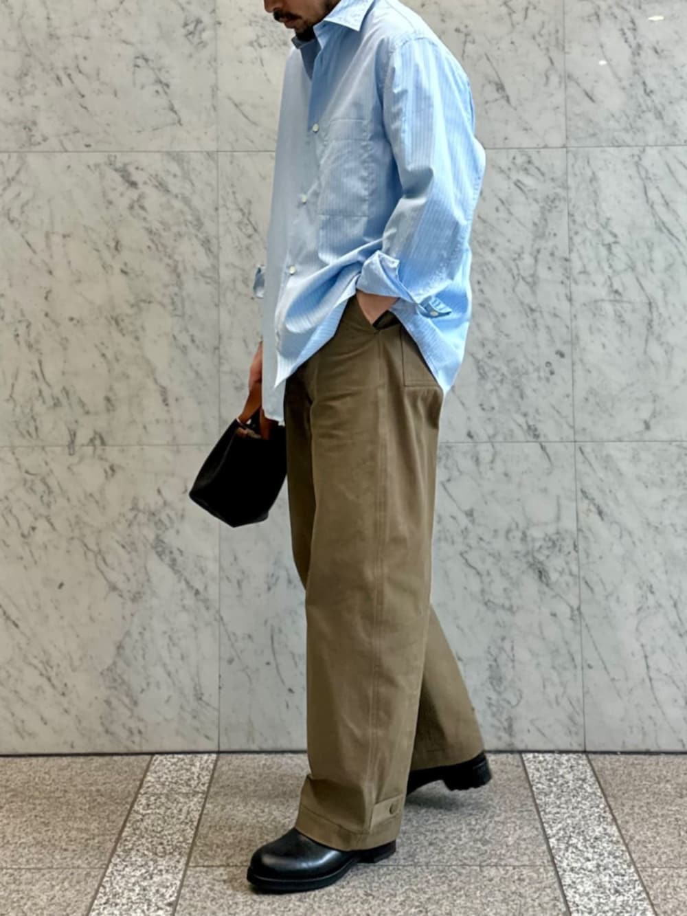 ホワイト系のTシャツ/カットソー、グリーン系のその他パンツ、ブルー系のシャツ/ブラウスを着用したメンズの秋コーディネートの2枚目の写真