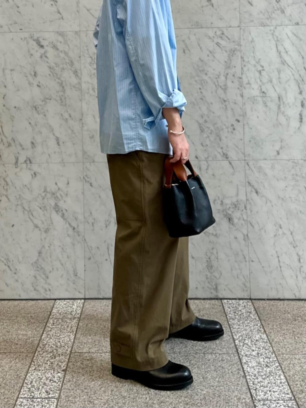 ホワイト系のTシャツ/カットソー、グリーン系のその他パンツ、ブルー系のシャツ/ブラウスを着用したメンズの秋コーディネートの3枚目の写真