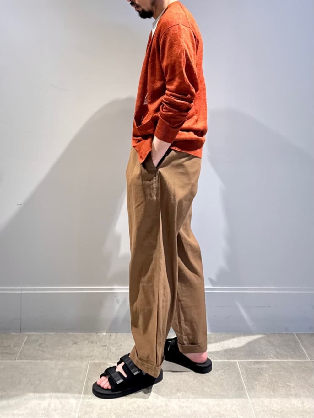「TOMORROWLAND、TOMORROWLAND tricot、トゥモローランド、suicoke、SUICOKE for TOMORROWLAND、PHILIPPE AUDIBERT、リネンニット、カーディガン、タックパンツ、サンダル、カジュアル」｜「TOMORROWLAND のTOMORROWLAND tricot ティントリネン Vネックカーディガン（カーディガン/ボレロ、オレンジ系）」を使った、Sawada_TOMORROWLANDさん（メンズ・168cm）の春コーディネートの3枚目の写真