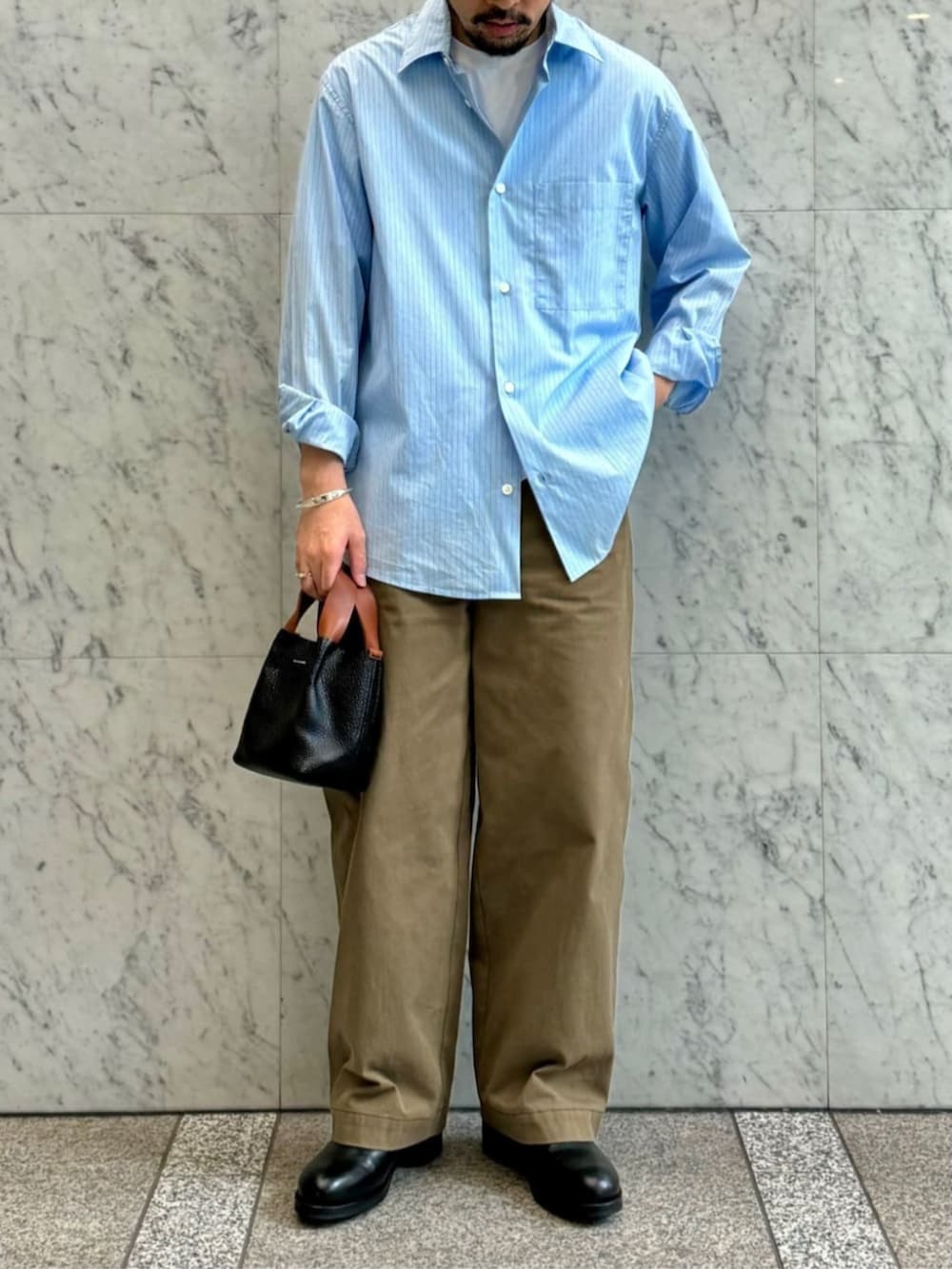 ホワイト系のTシャツ/カットソー、グリーン系のその他パンツ、ブルー系のシャツ/ブラウスを着用したメンズの秋コーディネートの4枚目の写真