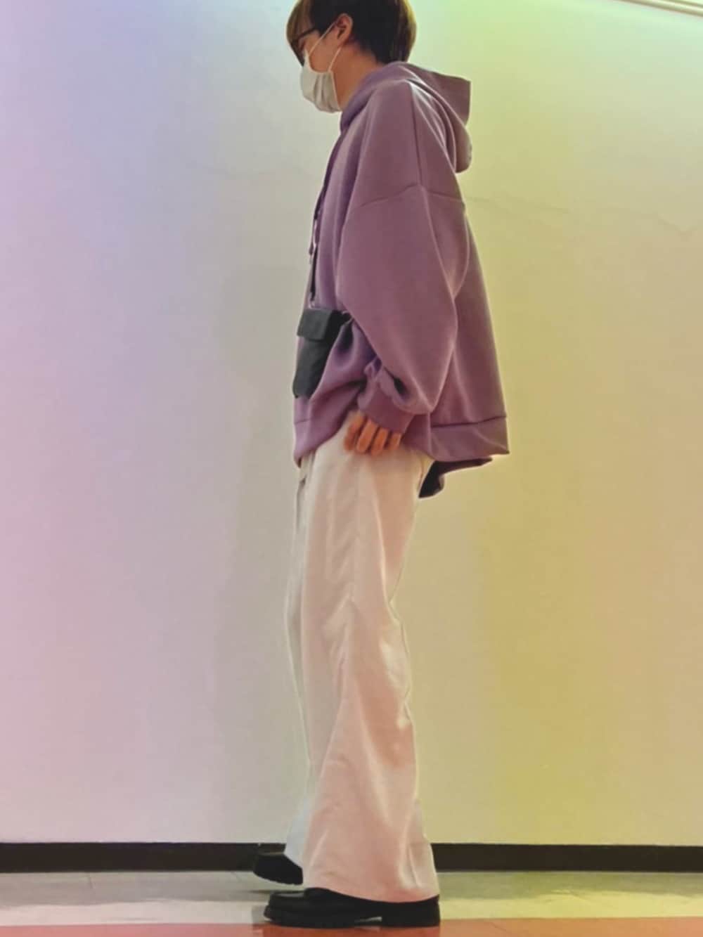 ブラック系のシューズ、ホワイト系のパンツ、ブラック系のショルダーバッグを着用したメンズの春コーディネートの2枚目の写真