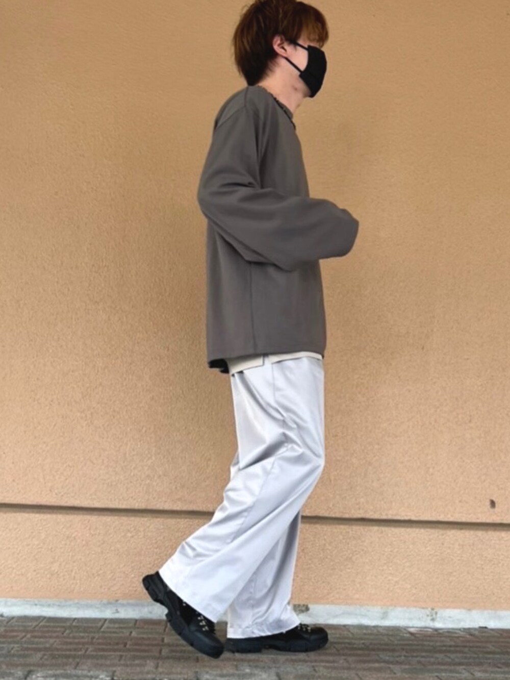 ブラック系のシューズ、グレー系のスラックス、グレー系のTシャツ/カットソーを着用したメンズの春コーディネートの2枚目の写真