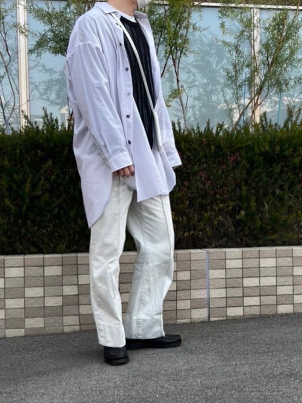 ブラック系のシューズ、ホワイト系のデニムパンツ、グレー系のシャツ/ブラウスを着用したメンズの春コーディネートの2枚目の写真