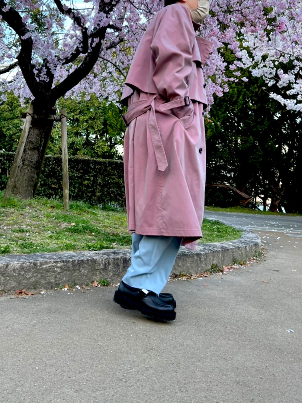 ブルー系のその他パンツ、ブラック系のシューズ、グレー系のシャツ/ブラウスを着用したメンズの春コーディネートの2枚目の写真