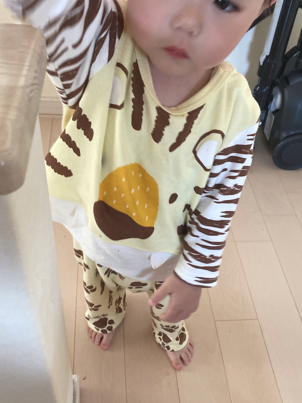 イエロー系のルームウェア/パジャマを着用したレディースの春コーディネートの2枚目の写真