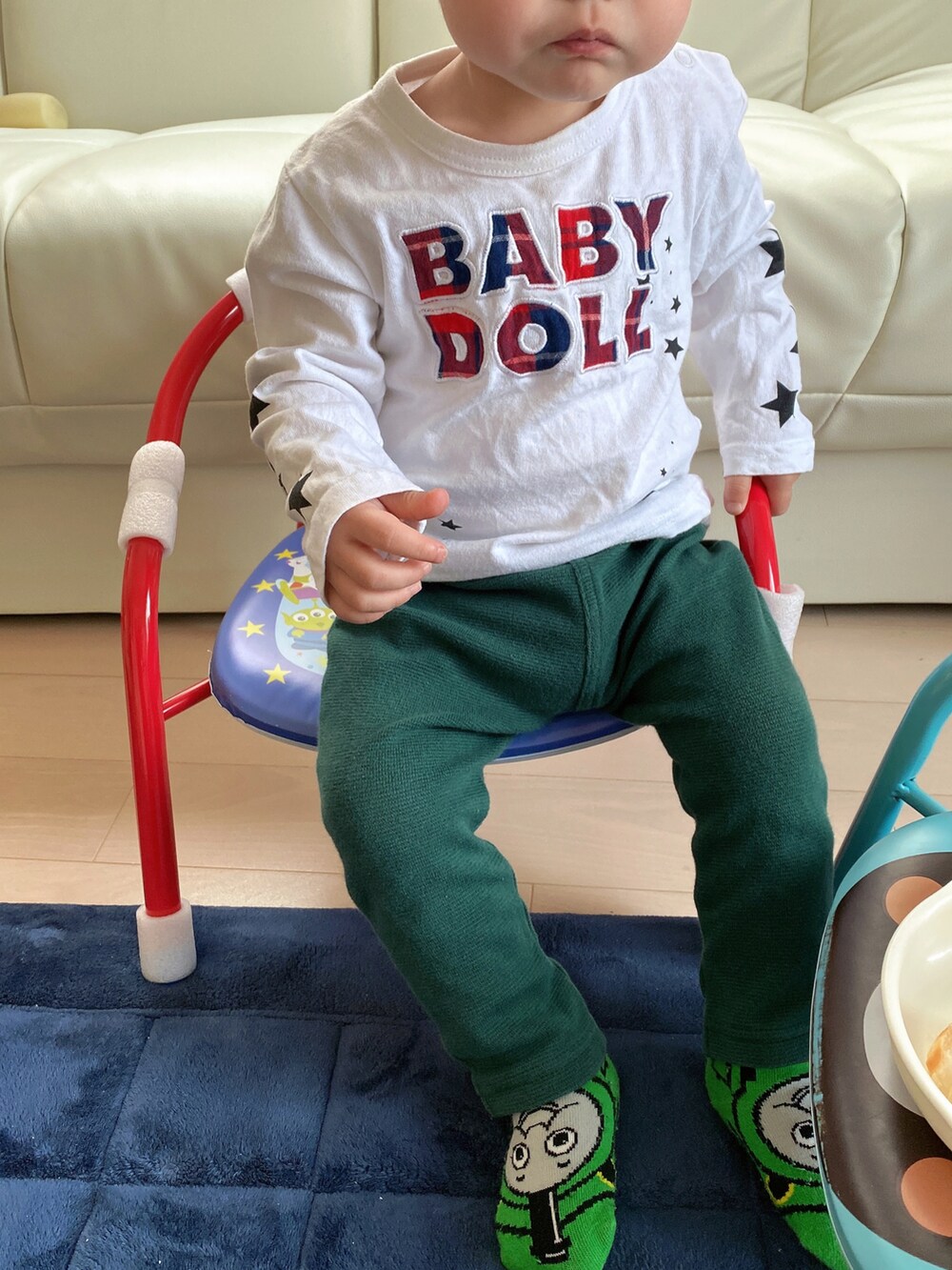 ホワイト系のトップス、グリーン系のパンツ、グリーン系のソックス/靴下を着用したレディースの春コーディネートの2枚目の写真