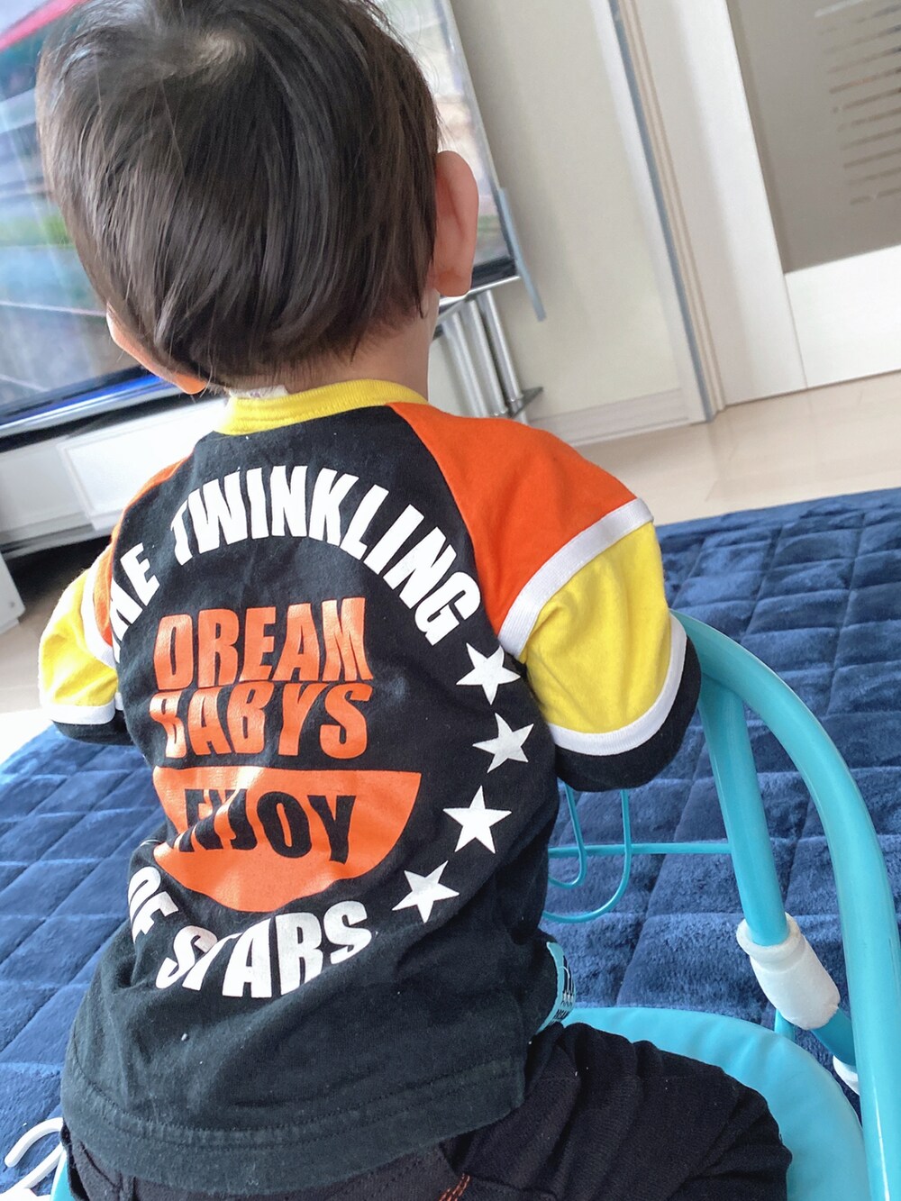 ブラック系のトップスを着用したレディースの春コーディネートの2枚目の写真