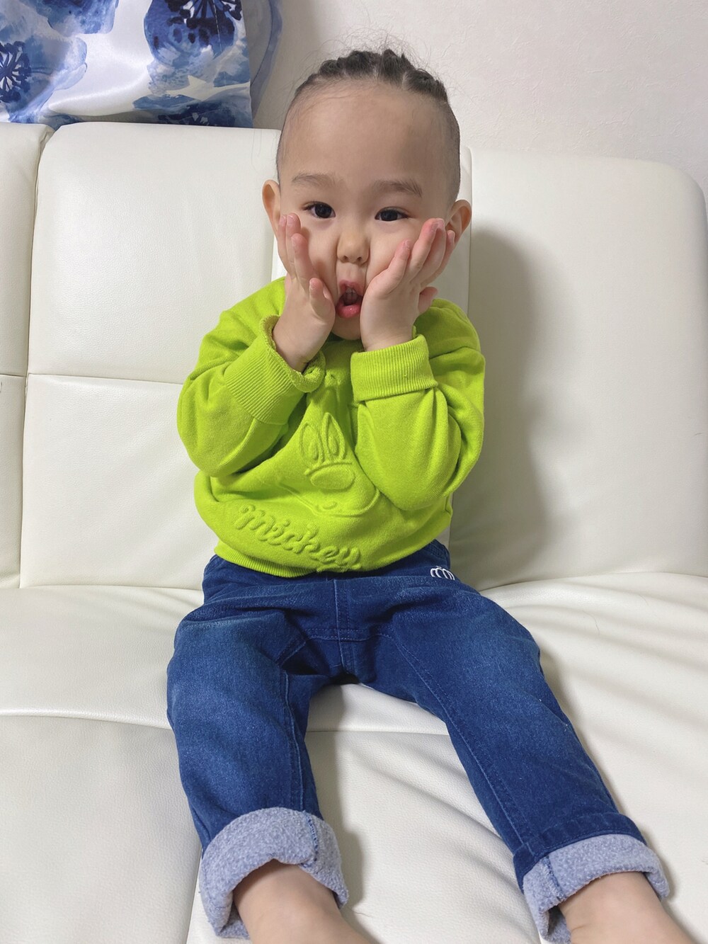 ブルー系のデニムパンツ、グリーン系のトップスを着用したレディースの冬コーディネートの2枚目の写真