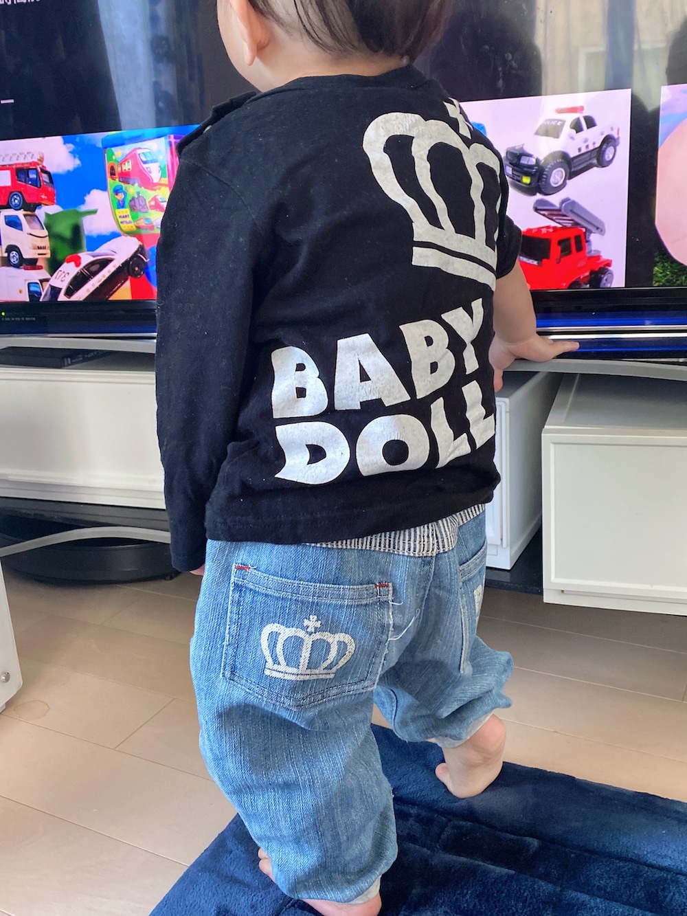 ブラック系のトップス、ブルー系のデニムパンツを着用したレディースの春コーディネートの3枚目の写真