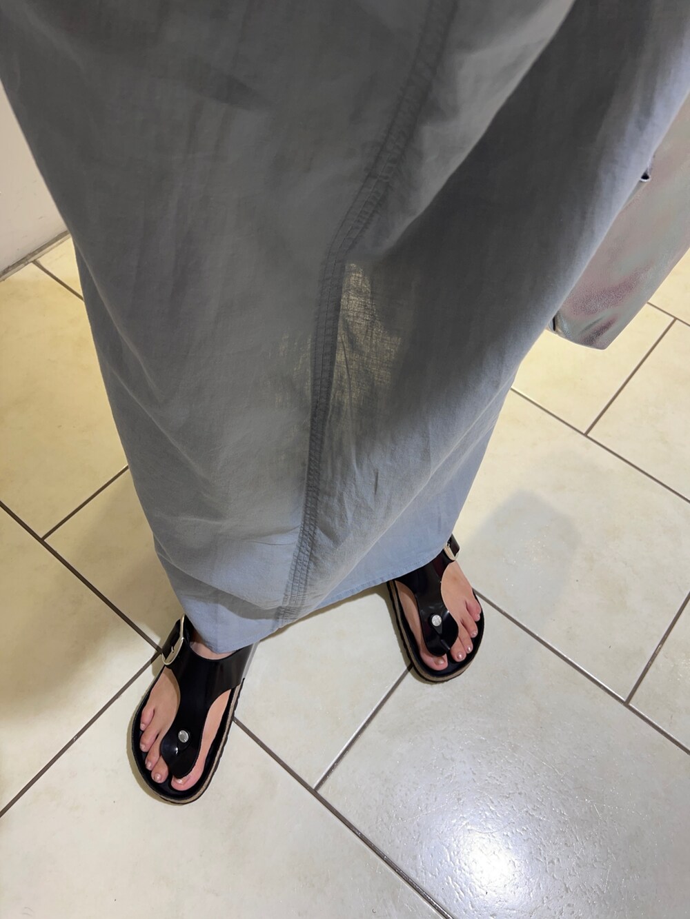 ブルー系のワンピース、シルバー系のショルダーバッグを着用したレディースの夏コーディネートの5枚目の写真