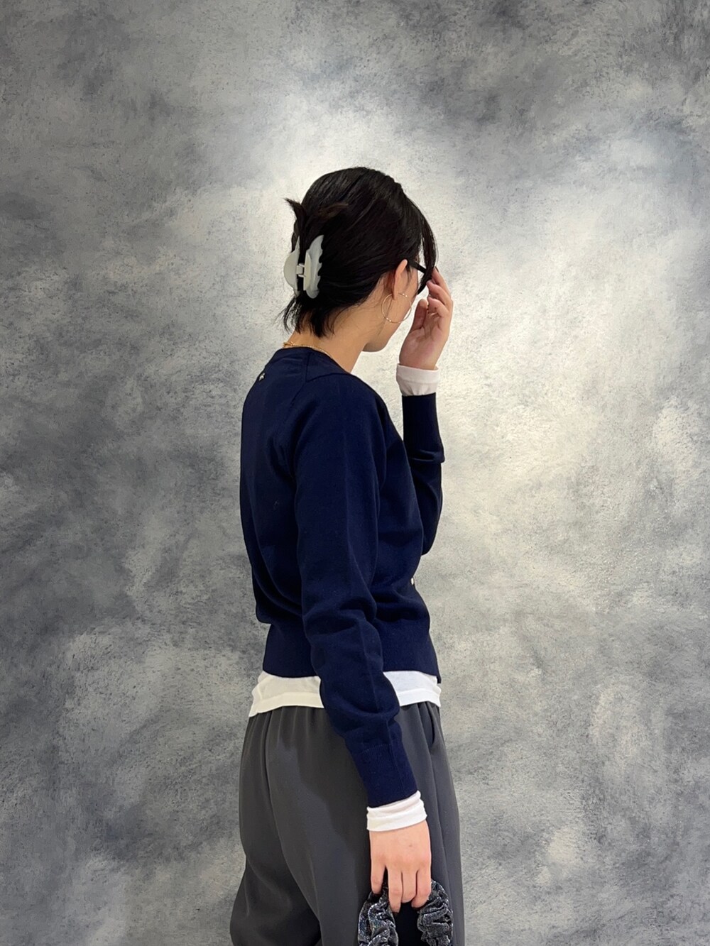 ブラック系のハンドバッグ、グレー系のその他パンツ、ホワイト系のTシャツ/カットソーを着用したレディースの秋コーディネートの2枚目の写真