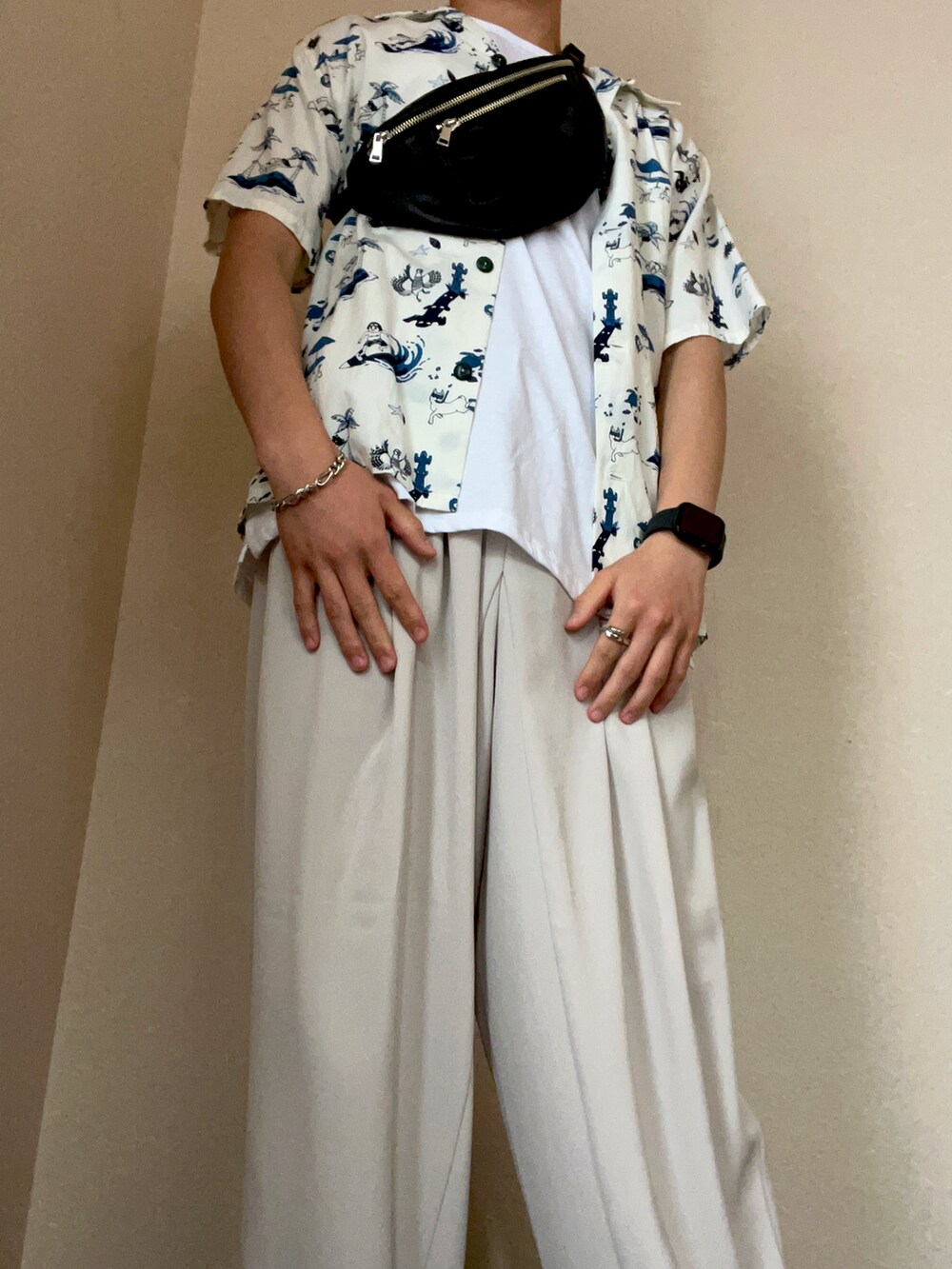 「シンプル、お出かけコーデ、アドラー、柄シャツ、ホワイト」｜「KUUUPYの2Tuck Easy Tapered Pants - 2タックイージーテーパードパンツ（スラックス、ホワイト系）」を使った、haruさん（メンズ・168cm）の春コーディネートの2枚目の写真