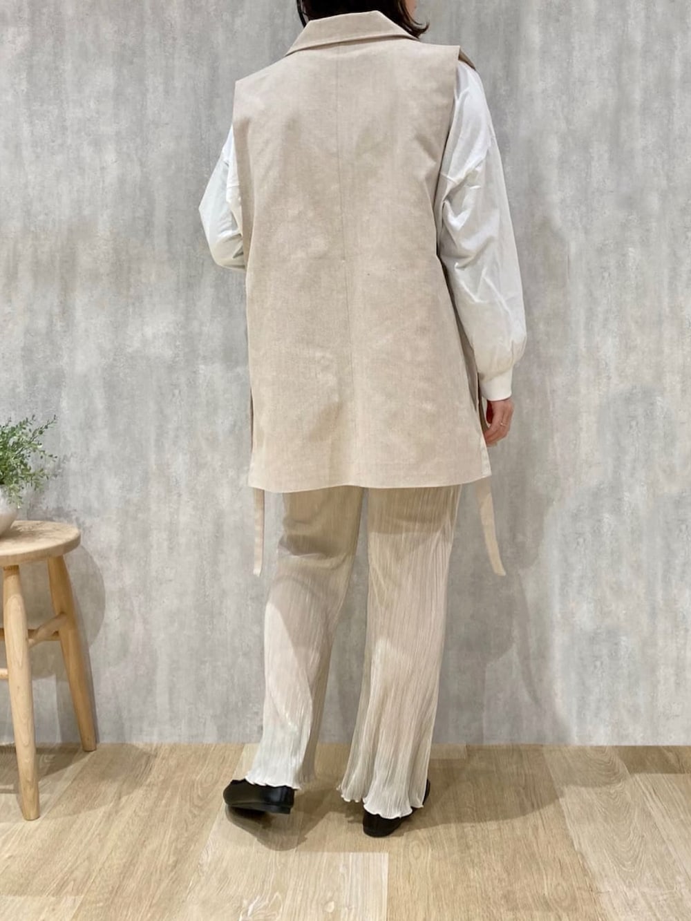 ホワイト系のTシャツ/カットソー、ホワイト系のその他パンツ、ホワイト系のその他アウターを着用したレディースの冬コーディネートの2枚目の写真
