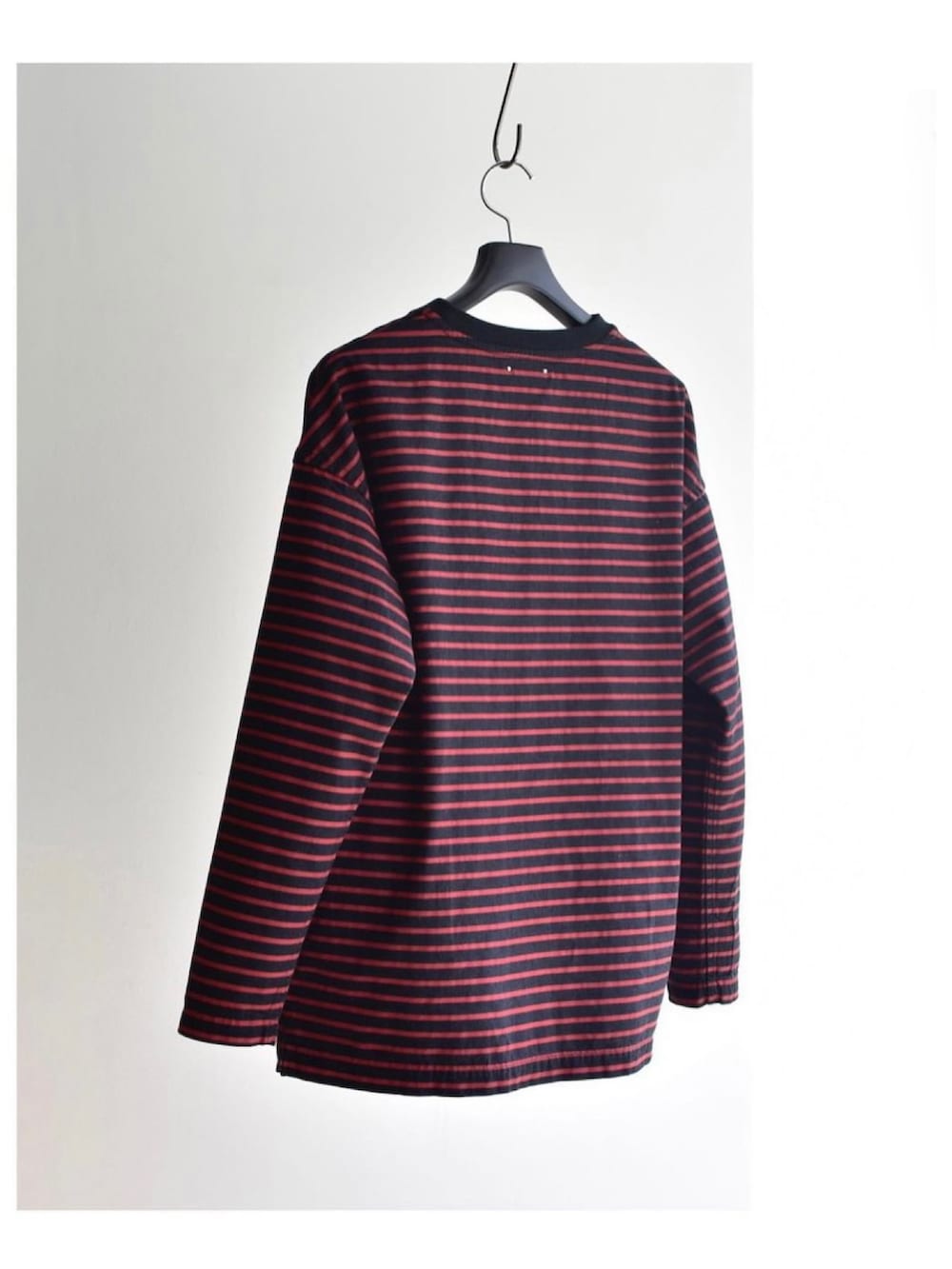 レッド系のTシャツ/カットソーを着用したメンズの春コーディネートの2枚目の写真