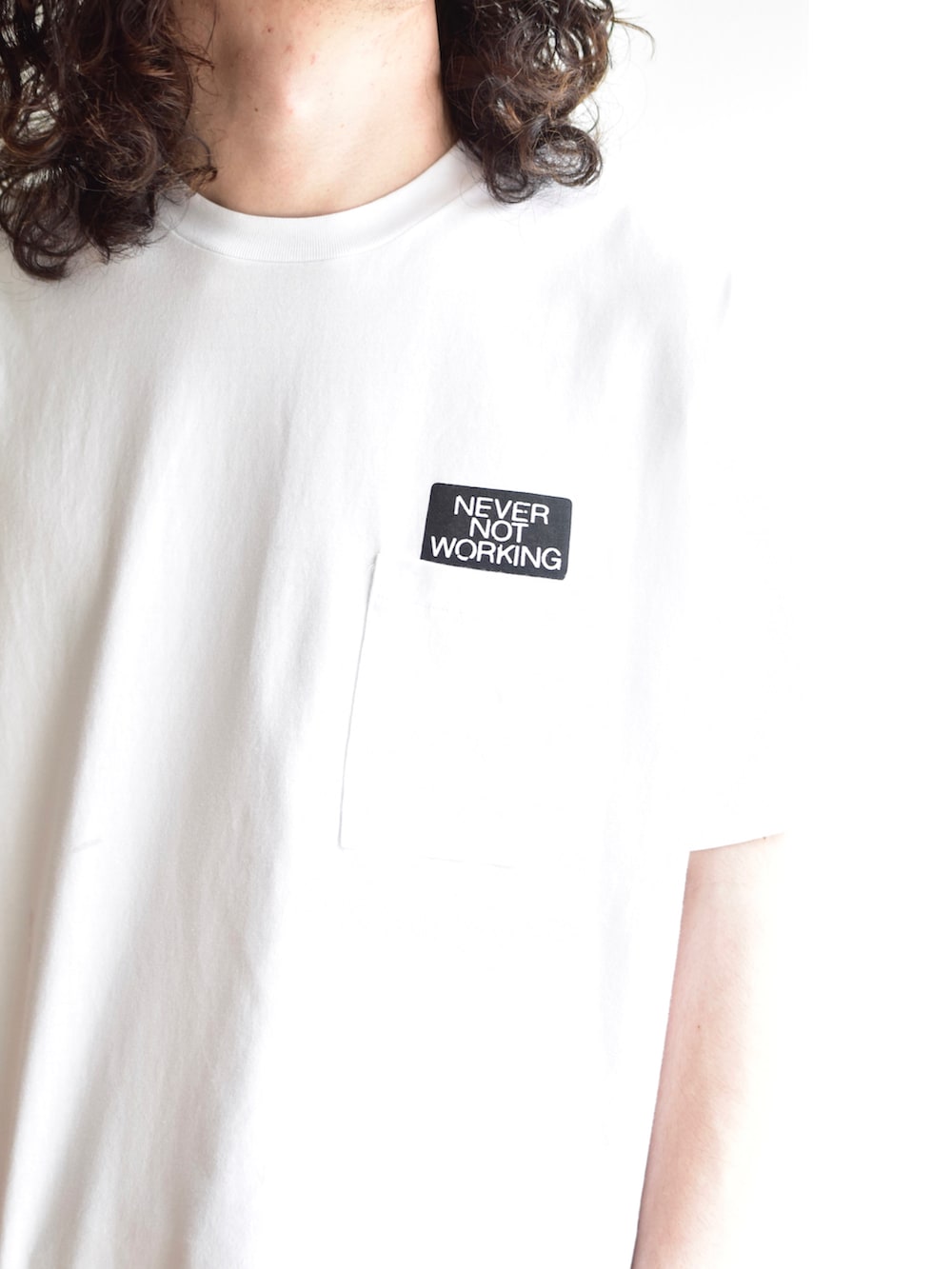ブルー系のデニムパンツ、ホワイト系のTシャツ/カットソーを着用したメンズの秋コーディネートの3枚目の写真