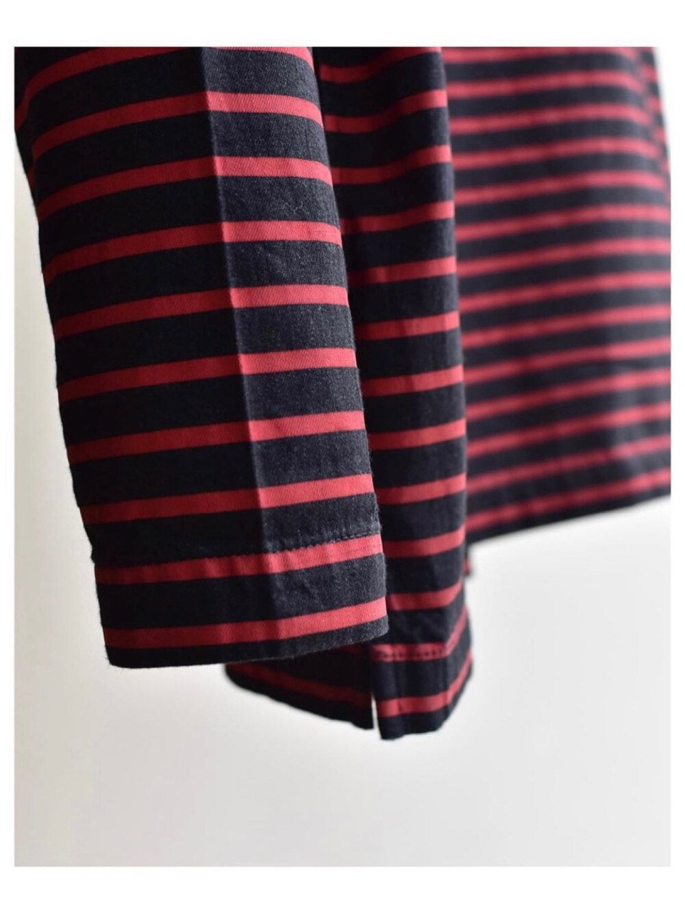 レッド系のTシャツ/カットソーを着用したメンズの春コーディネートの3枚目の写真