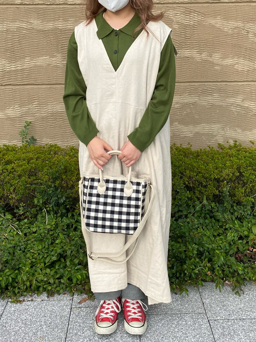 グリーン系のカーディガン/ボレロ、ベージュ系のワンピース、ベージュ系のショルダーバッグを着用したレディースの秋コーディネートの2枚目の写真