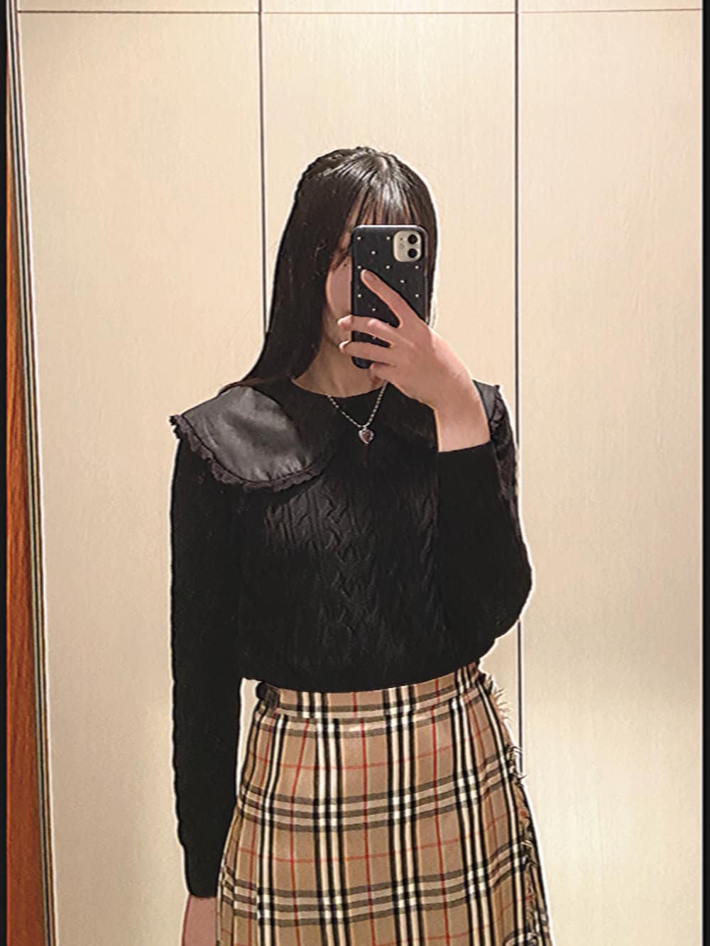 ベージュ系のスカート、ブラック系のスニーカー、ブラック系のTシャツ/カットソーを着用したレディースの冬コーディネートの2枚目の写真