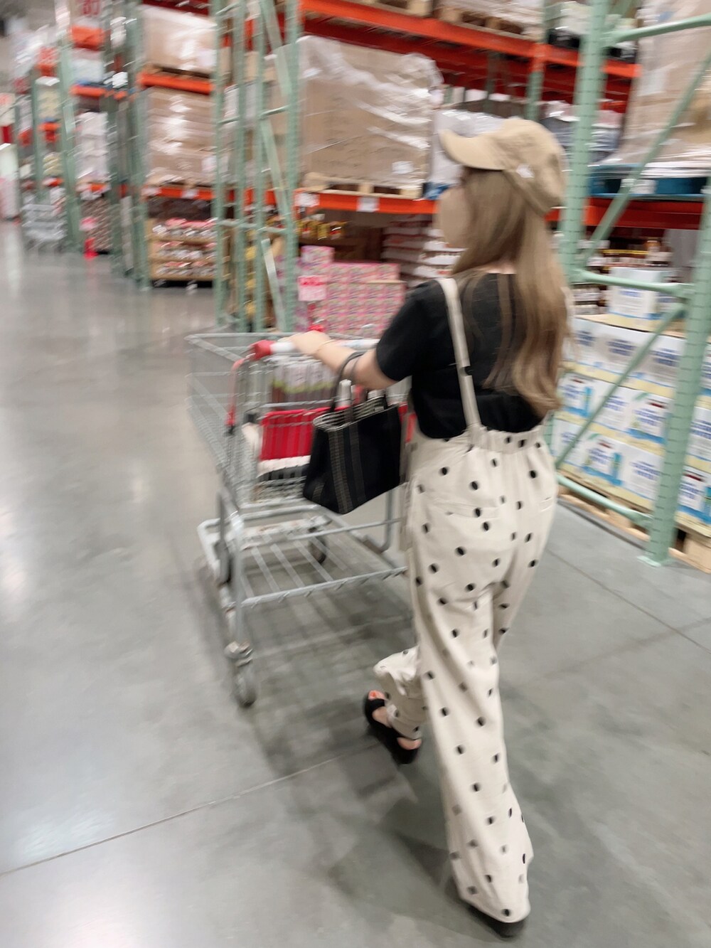 ブラック系のサンダル、ベージュ系のサロペット/オーバーオール、ブラック系のTシャツ/カットソーを着用したレディースの夏コーディネートの2枚目の写真