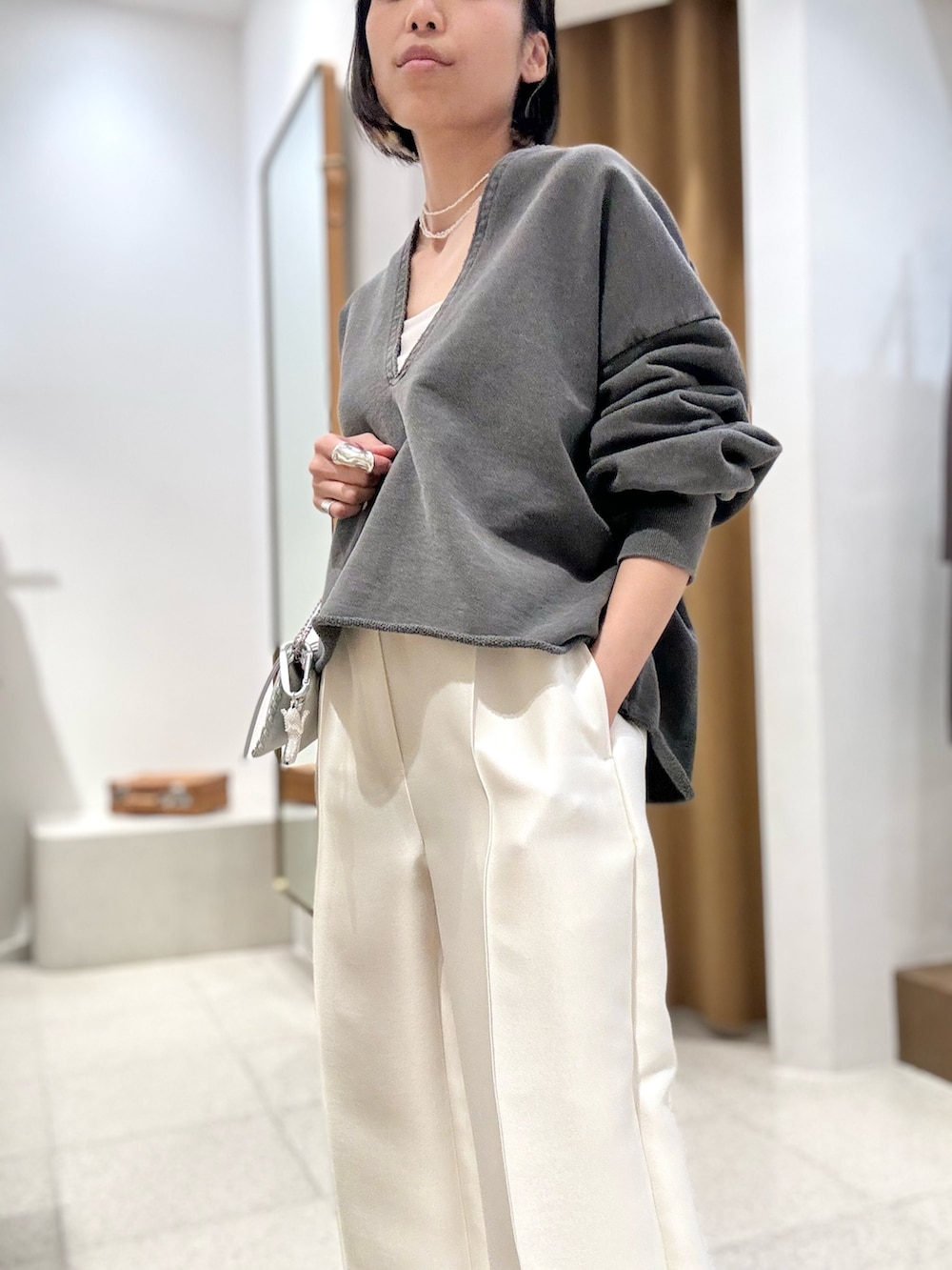 「春コーデ、春めき満開コーデ、おでかけコーデ、オトナカジュアル、シンプルスタイル、大人ファッション、パンツスタイル、大人コーデ、春服コーデ、スウェット、スウェットコーデ、ホワイトパンツ、パンツコーデ、きれいめカジュアル、キレイめカジュアル」｜「Whim GazetteのピグメントスウェットVプルオーバー（スウェット、グレー系）」を使った、ODAKAさん（レディース・153cm）の春コーディネートの7枚目の写真