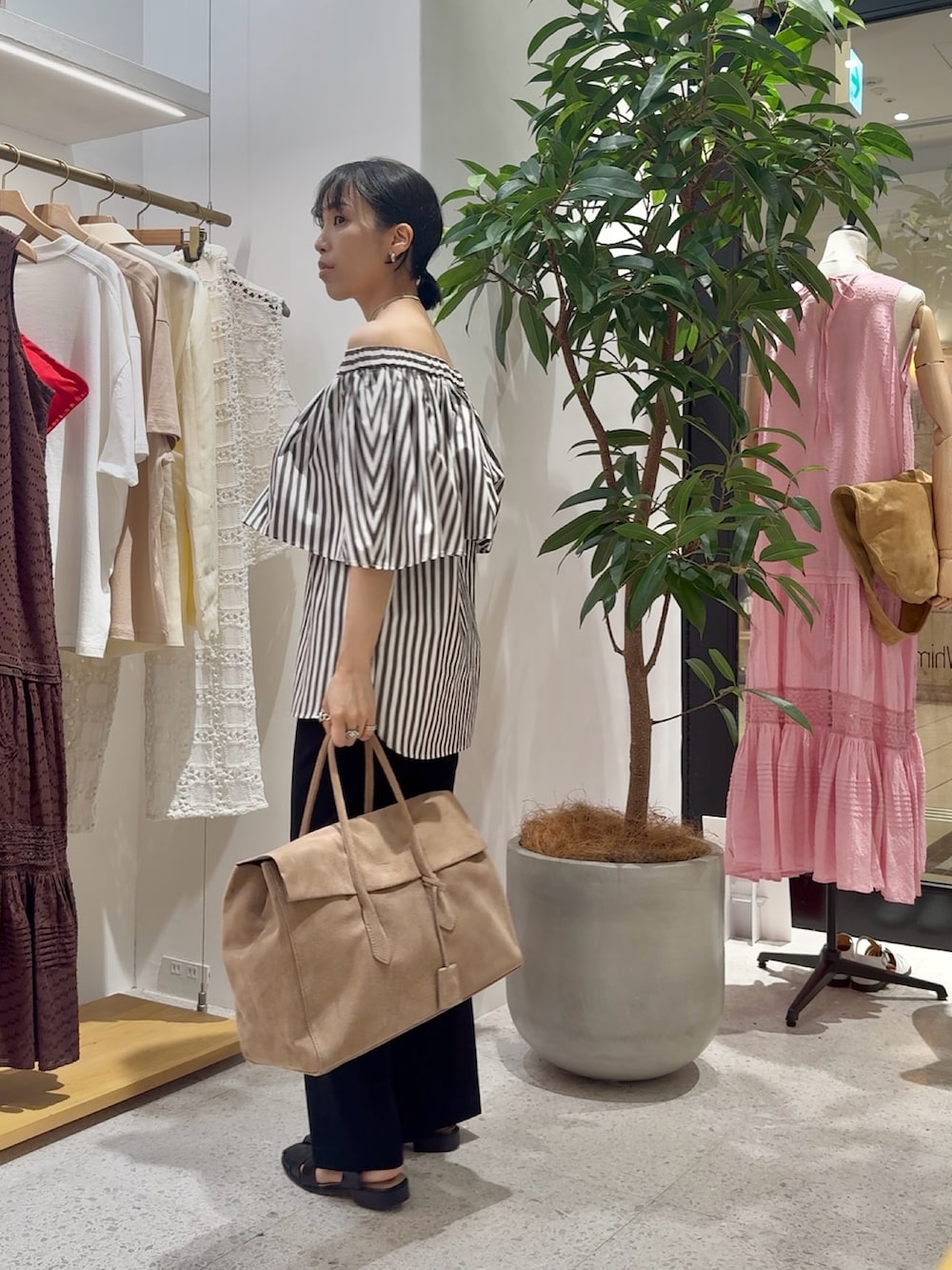 ブラウン系のシャツ/ブラウス、ブラウン系のボストンバッグ、ブラック系のその他パンツを着用したレディースの夏コーディネートの2枚目の写真