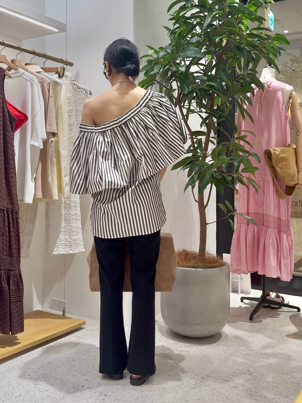 ブラウン系のシャツ/ブラウス、ブラウン系のボストンバッグ、ブラック系のその他パンツを着用したレディースの夏コーディネートの7枚目の写真