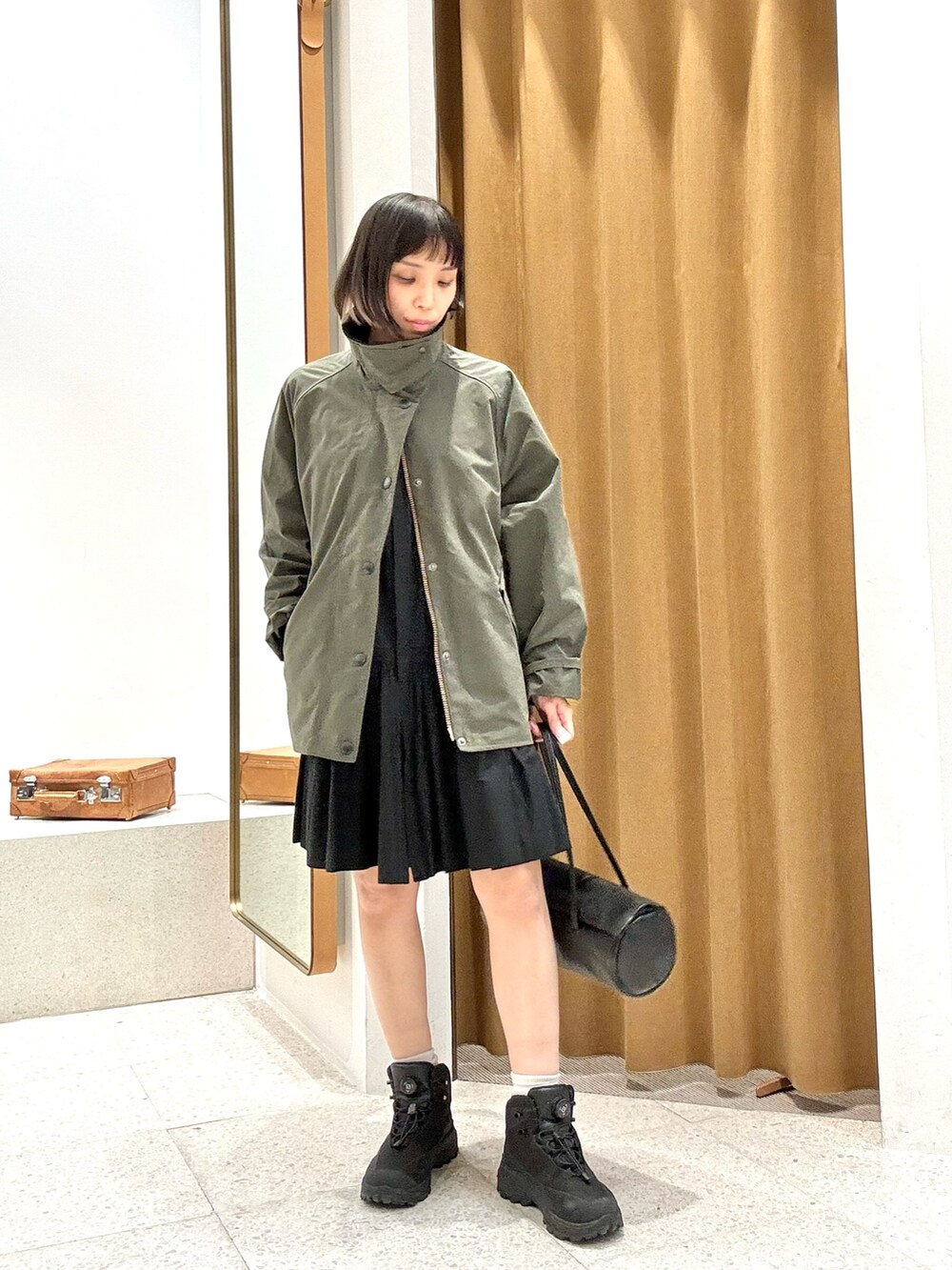 「春服コーデ、シンプルスタイル、低身長女子、アウター、アウターコーデ、ミニワンピ、骨格ナチュラル、ブルベ冬、大人カジュアル、barbour、バブアー、40代ファッション、153cmコーデ、153cm、春アウター」｜「Whim Gazetteの【Hoaw.】横長シリンダーバッグ（ハンドバッグ、ブラック系）」を使った、ODAKAさん（骨格ナチュラル・レディース・153cm）の春コーディネートの6枚目の写真