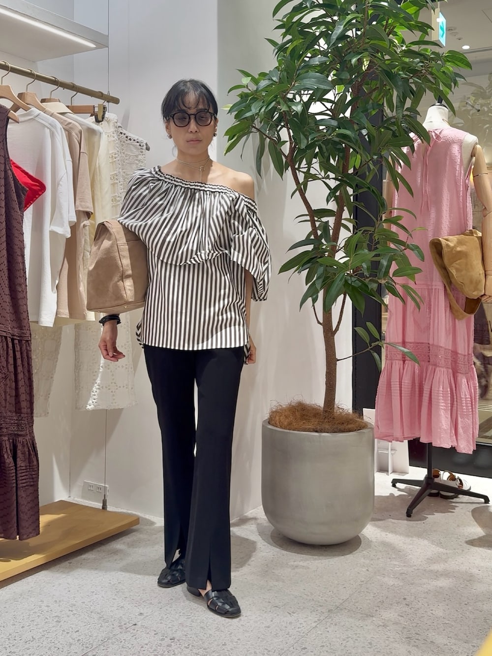 ブラウン系のシャツ/ブラウス、ブラウン系のボストンバッグ、ブラック系のその他パンツを着用したレディースの夏コーディネートの6枚目の写真