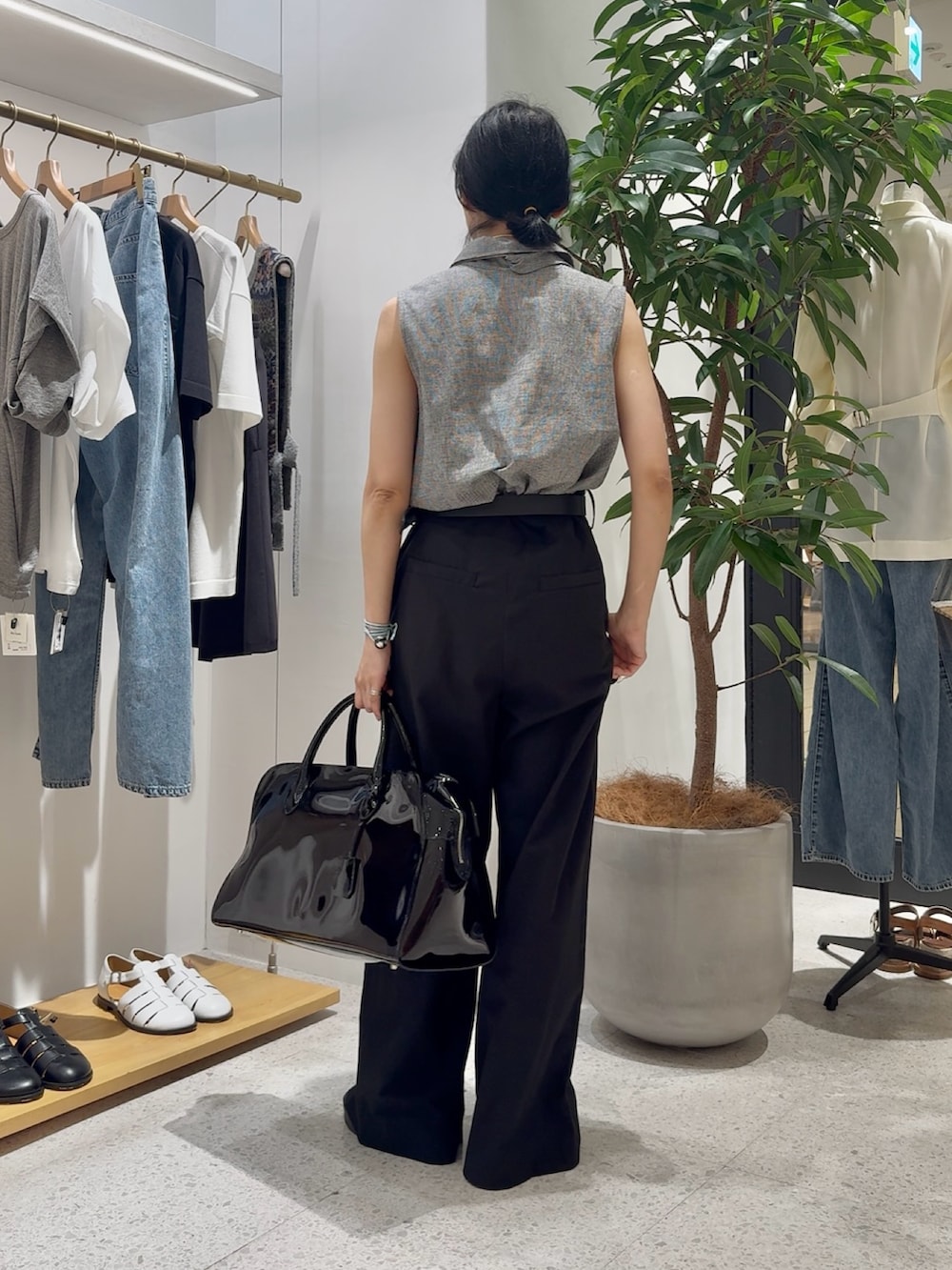 グレー系のシャツ/ブラウス、ブラック系のその他パンツ、ブラック系のボストンバッグを着用したレディースの夏コーディネートの3枚目の写真