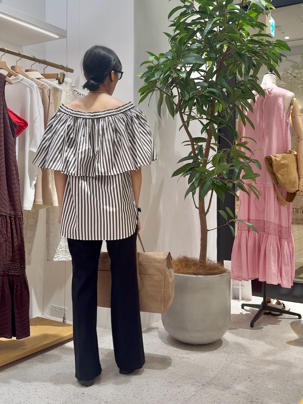 ブラウン系のシャツ/ブラウス、ブラウン系のボストンバッグ、ブラック系のその他パンツを着用したレディースの夏コーディネートの9枚目の写真
