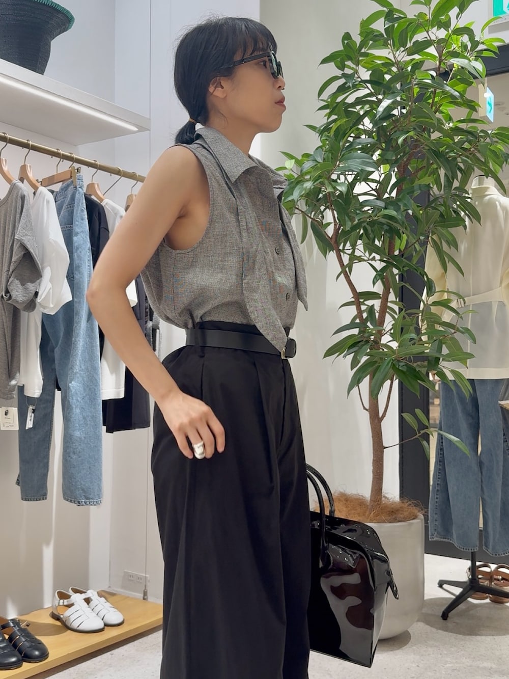 グレー系のシャツ/ブラウス、ブラック系のその他パンツ、ブラック系のボストンバッグを着用したレディースの夏コーディネートの7枚目の写真