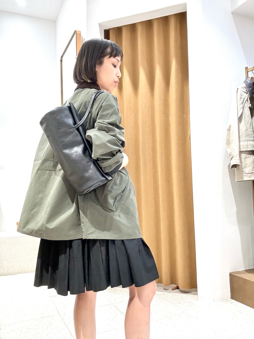 「春服コーデ、シンプルスタイル、低身長女子、アウター、アウターコーデ、ミニワンピ、骨格ナチュラル、ブルベ冬、大人カジュアル、barbour、バブアー、40代ファッション、153cmコーデ、153cm、春アウター」｜「Whim Gazetteの【Hoaw.】横長シリンダーバッグ（ハンドバッグ、ブラック系）」を使った、ODAKAさん（骨格ナチュラル・レディース・153cm）の春コーディネートの5枚目の写真