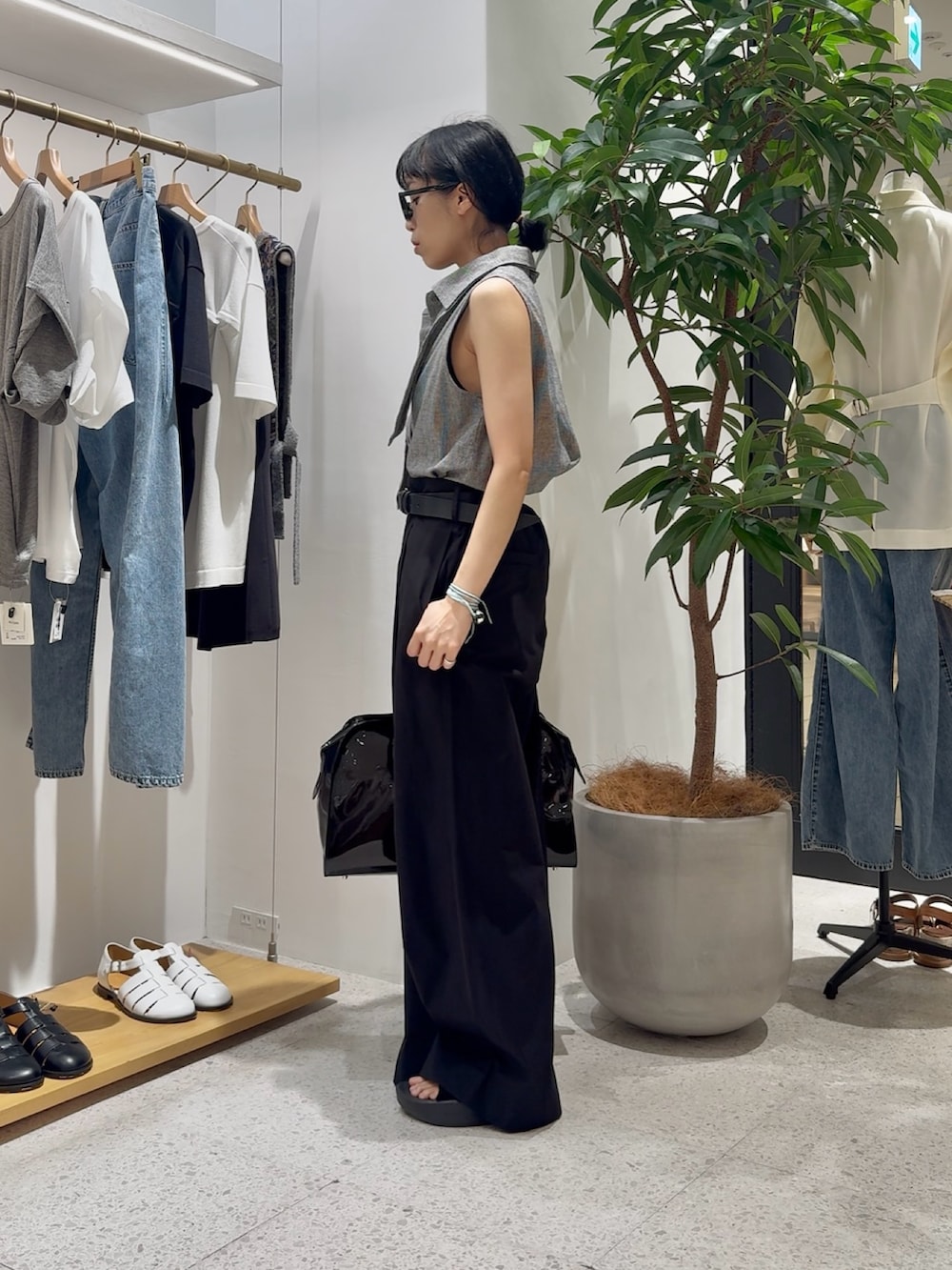 グレー系のシャツ/ブラウス、ブラック系のその他パンツ、ブラック系のボストンバッグを着用したレディースの夏コーディネートの4枚目の写真