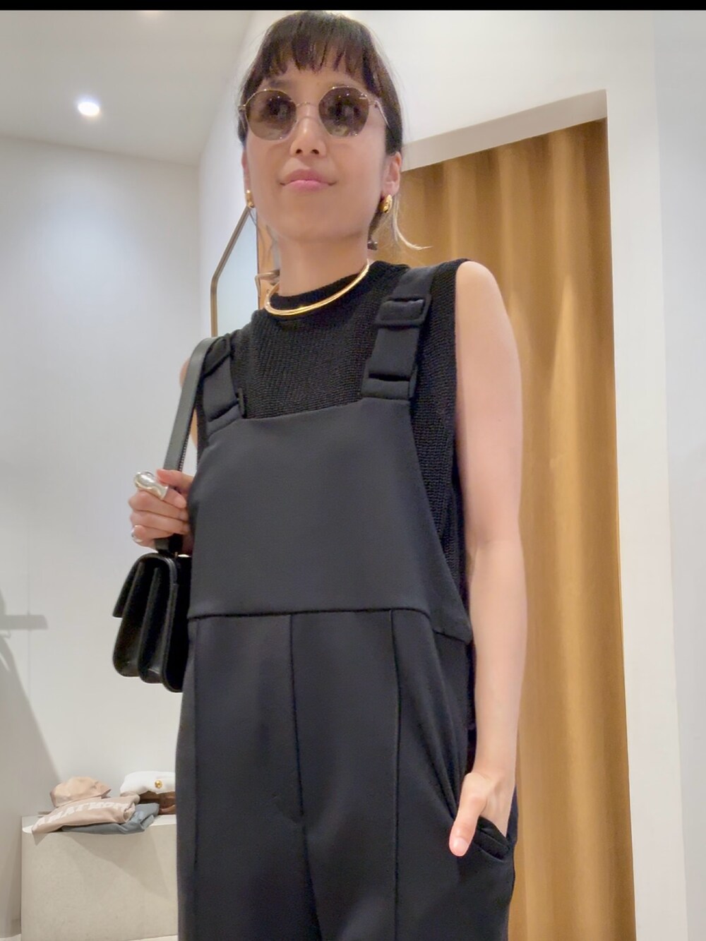 「サングラス、レイヤードスタイル、サンダル、休日スタイル、お出かけコーデ、低身長コーデ、モノトーン、大人コーデ、リラックススタイル、春夏コーデ、厚底サンダル、ニット、ニットコーデ、大人カジュアル、ブラック」｜「Drawing Numbersの【Drawing Numbers】ナイロンポンチオーバーオール（サロペット/オーバーオール、ブラック系）」を使った、ODAKAさん（骨格ナチュラル・レディース・153cm）の春コーディネートの8枚目の写真