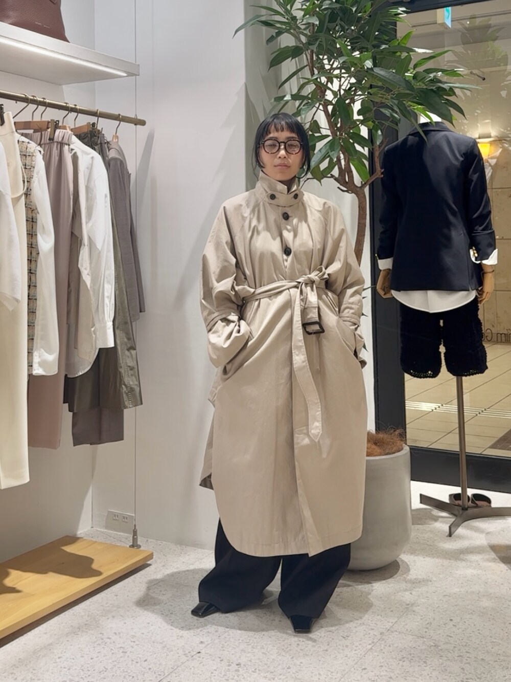 ベージュ系のポンチョ、グレー系のカーディガン/ボレロ、イエロー系のショルダーバッグを着用したレディースの冬コーディネートの7枚目の写真