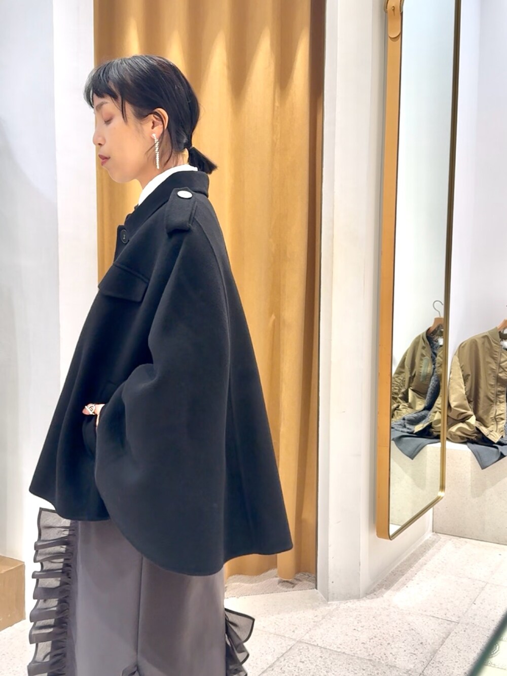 ブラック系のブーツ、ブラック系のショルダーバッグ、グレー系のワンピースを着用したレディースの秋コーディネートの9枚目の写真