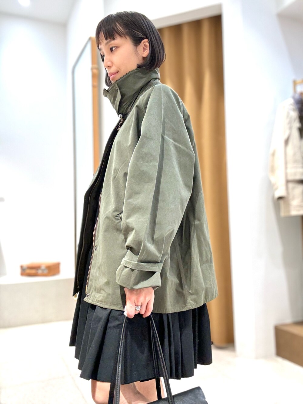 「春服コーデ、シンプルスタイル、低身長女子、アウター、アウターコーデ、ミニワンピ、骨格ナチュラル、ブルベ冬、大人カジュアル、barbour、バブアー、40代ファッション、153cmコーデ、153cm、春アウター」｜「Whim Gazetteの【Hoaw.】横長シリンダーバッグ（ハンドバッグ、ブラック系）」を使った、ODAKAさん（骨格ナチュラル・レディース・153cm）の春コーディネートの10枚目の写真