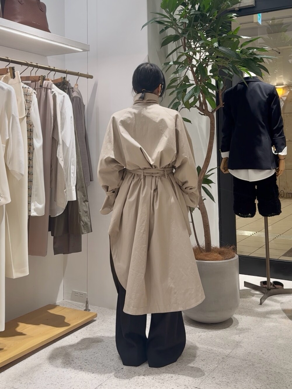 ベージュ系のポンチョ、グレー系のカーディガン/ボレロ、イエロー系のショルダーバッグを着用したレディースの冬コーディネートの4枚目の写真