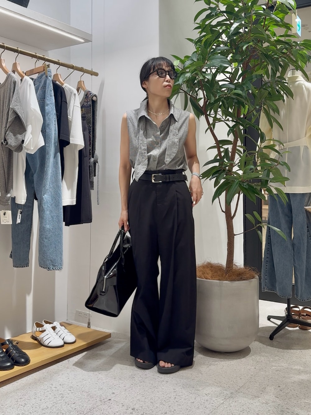 グレー系のシャツ/ブラウス、ブラック系のその他パンツ、ブラック系のボストンバッグを着用したレディースの夏コーディネートの5枚目の写真