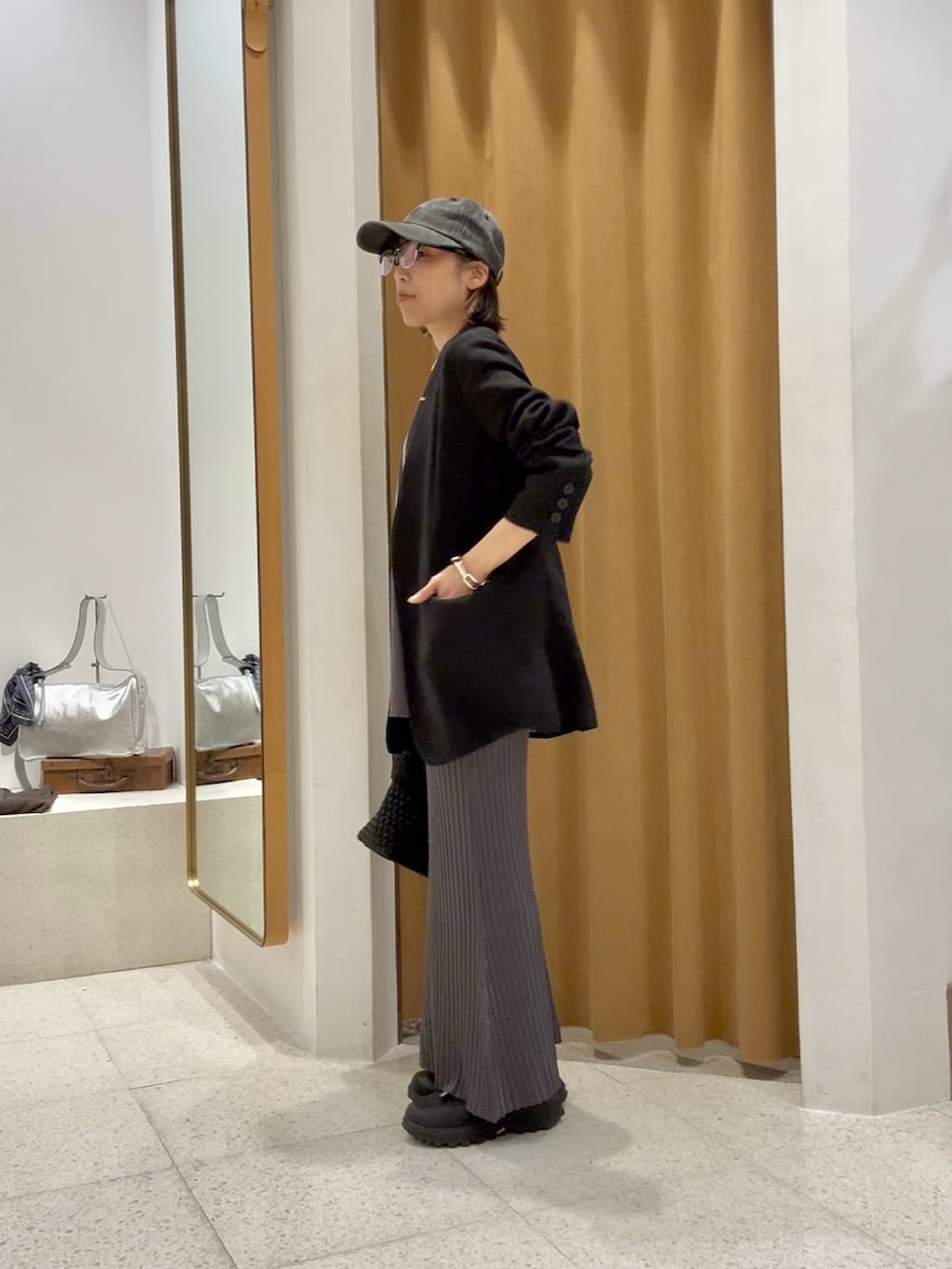 「春コーデ、おでかけコーデ、はるコーデ、ブルべ冬、大人カジュアル、ニットスカート、ジャケットスタイル、ロゴT、Tシャツ、Tシャツコーデ、キャップ、ワントーンコーデ、カジュアルコーデ、休日、ジャケット」｜「THE PAUSEの【THE PAUSE】バイオウォッシュキャップ（キャップ、ブラック系）」を使った、ODAKAさん（骨格ナチュラル・レディース・153cm）の春コーディネートの5枚目の写真