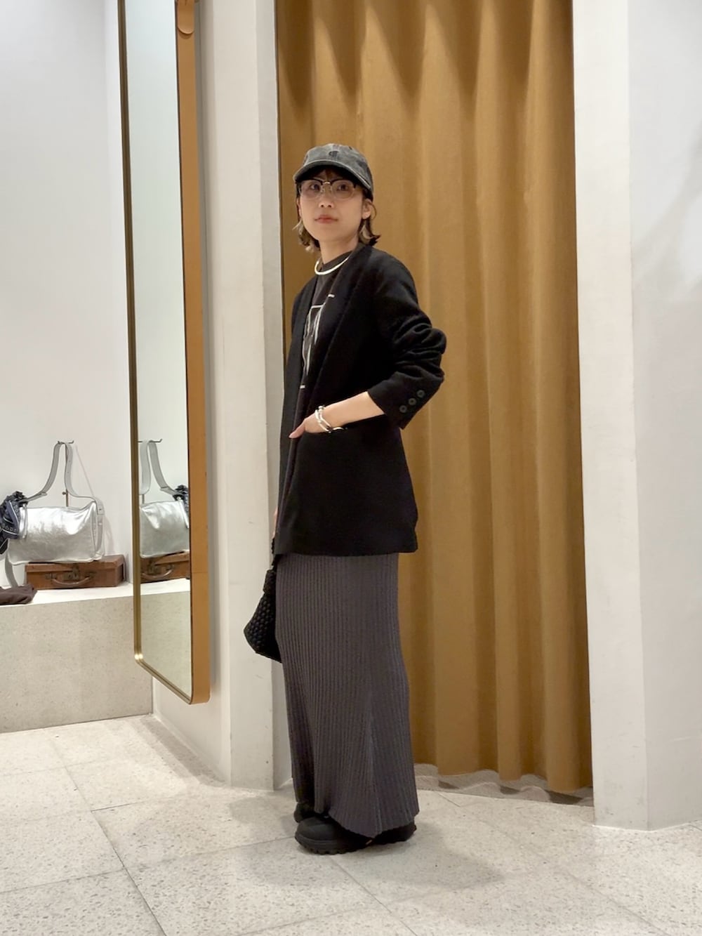 「春コーデ、おでかけコーデ、はるコーデ、ブルべ冬、大人カジュアル、ニットスカート、ジャケットスタイル、ロゴT、Tシャツ、Tシャツコーデ、キャップ、ワントーンコーデ、カジュアルコーデ、休日、ジャケット」｜「THE PAUSEの【THE PAUSE】バイオウォッシュキャップ（キャップ、ブラック系）」を使った、ODAKAさん（骨格ナチュラル・レディース・153cm）の春コーディネートの6枚目の写真