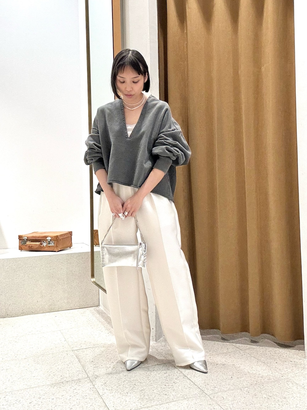 「春コーデ、春めき満開コーデ、おでかけコーデ、オトナカジュアル、シンプルスタイル、大人ファッション、パンツスタイル、大人コーデ、春服コーデ、スウェット、スウェットコーデ、ホワイトパンツ、パンツコーデ、きれいめカジュアル、キレイめカジュアル」｜「Whim GazetteのピグメントスウェットVプルオーバー（スウェット、グレー系）」を使った、ODAKAさん（レディース・153cm）の春コーディネートの4枚目の写真