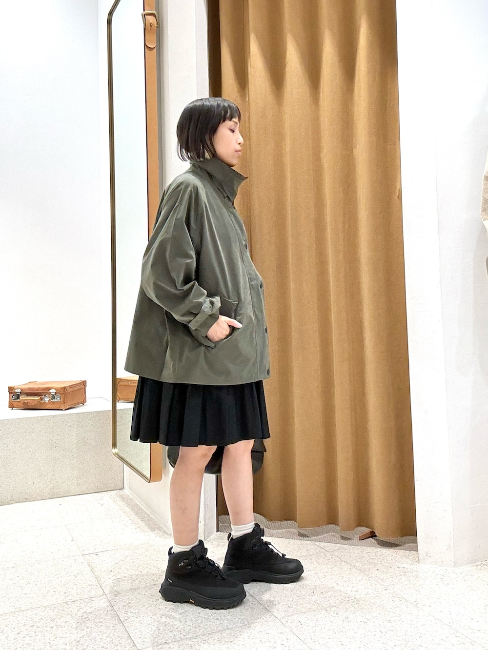 「春服コーデ、シンプルスタイル、低身長女子、アウター、アウターコーデ、ミニワンピ、骨格ナチュラル、ブルベ冬、大人カジュアル、barbour、バブアー、40代ファッション、153cmコーデ、153cm、春アウター」｜「Whim Gazetteの【Hoaw.】横長シリンダーバッグ（ハンドバッグ、ブラック系）」を使った、ODAKAさん（骨格ナチュラル・レディース・153cm）の春コーディネートの7枚目の写真